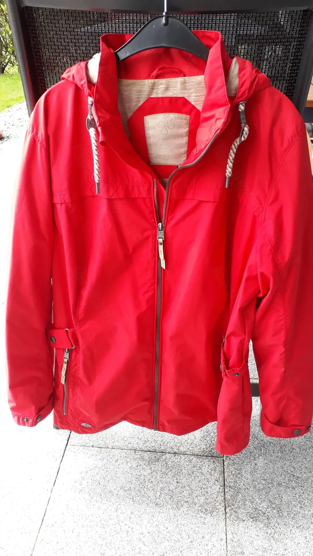 Rote Damen-Übergangsjacke, Kapuze abnehmbar, hohe Qualität von killtec, Größe 48, viele Details