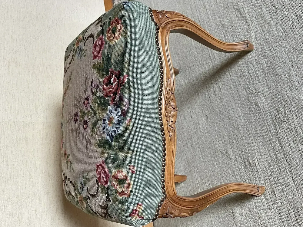 Hocker mit schönem Holzgestell und gestickter Sitzfläche