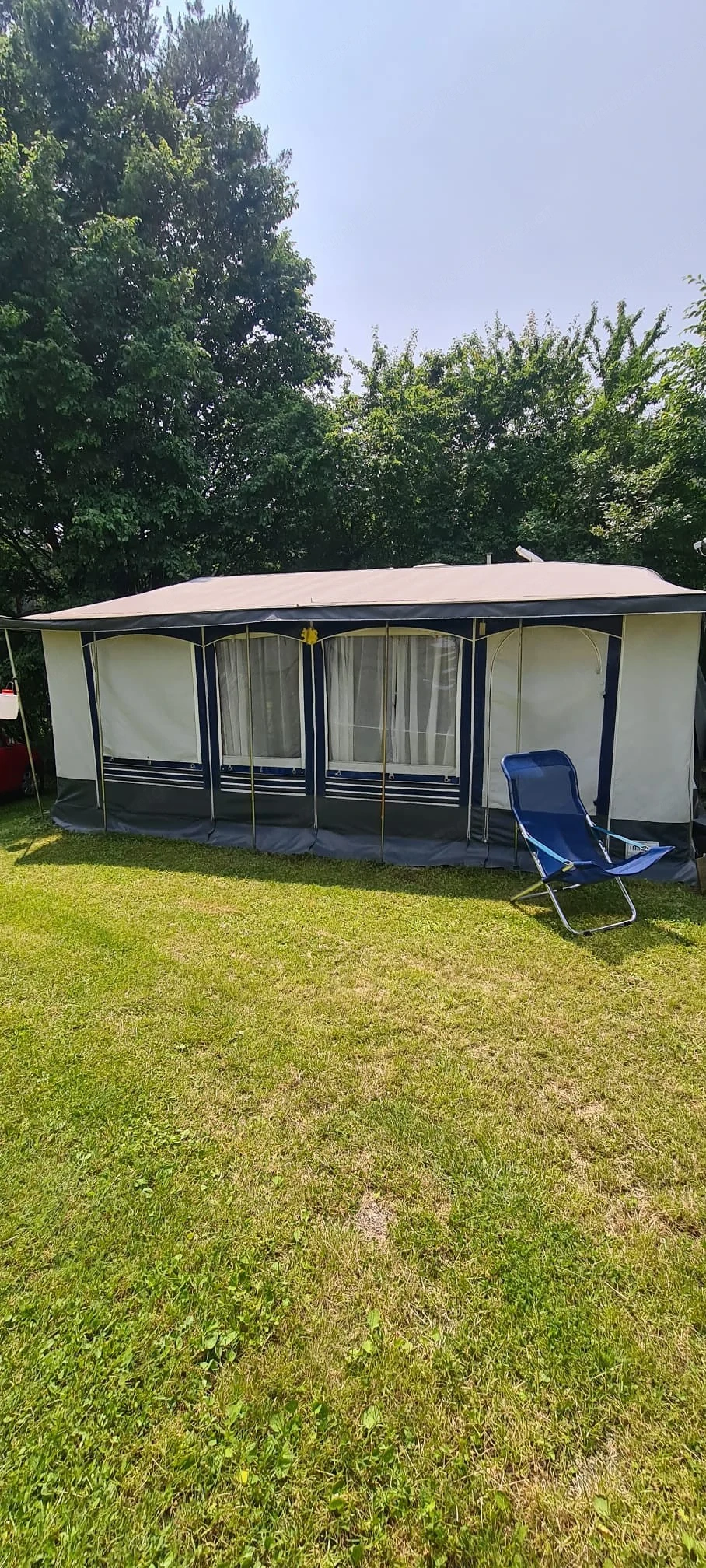 Wohnwagen mit Vorzelt