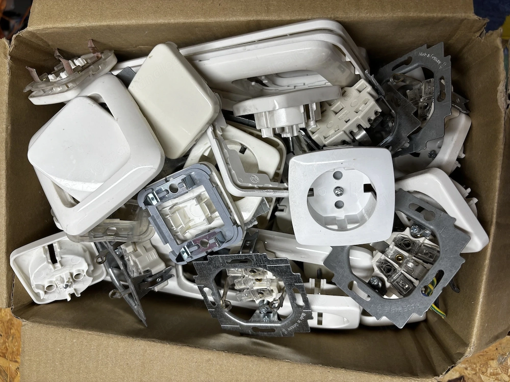 Stecker und Schalter zu verschenken