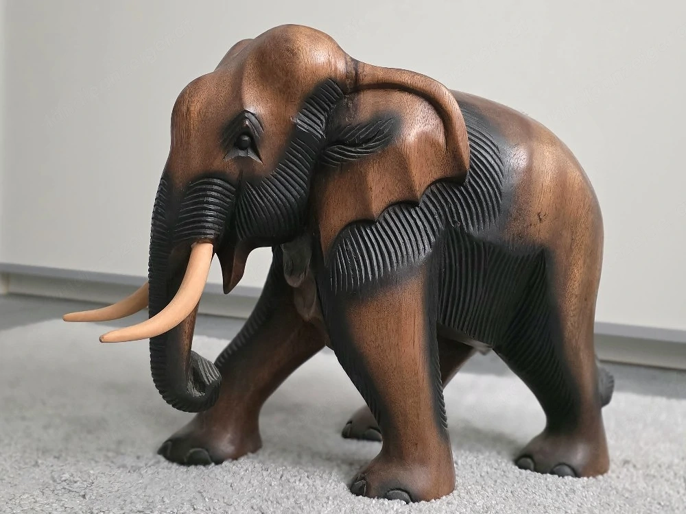 Holzgeschnitzter Elefant