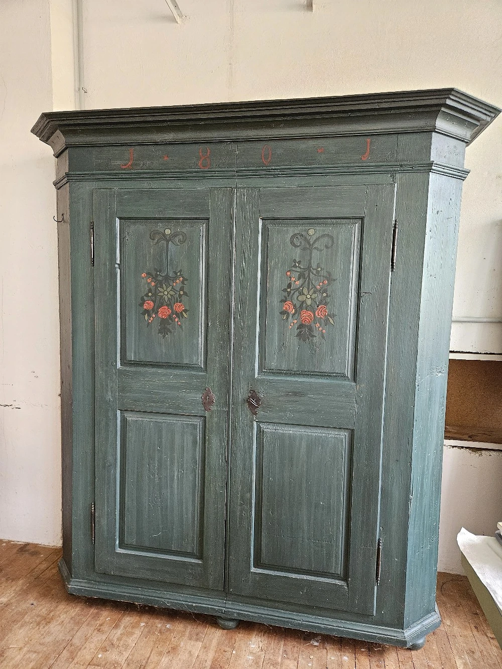 Alter Schrank mit Malerei