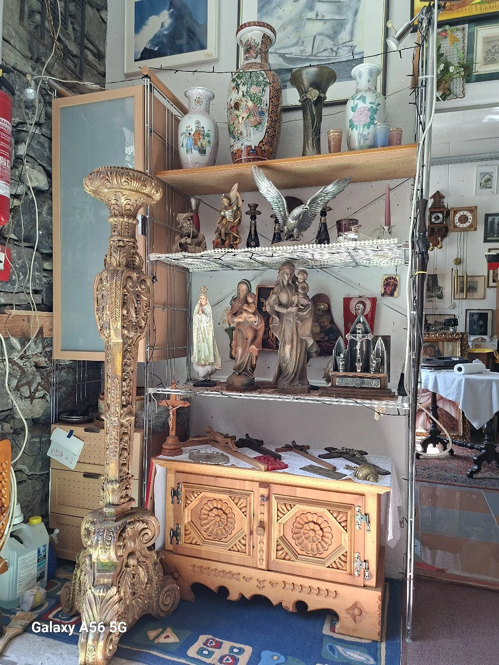 Vasen und diverse Figuren