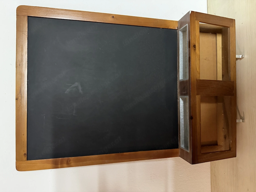 Tafel zum Aufhängen mit Kreidebehälter   Schlüsselablage