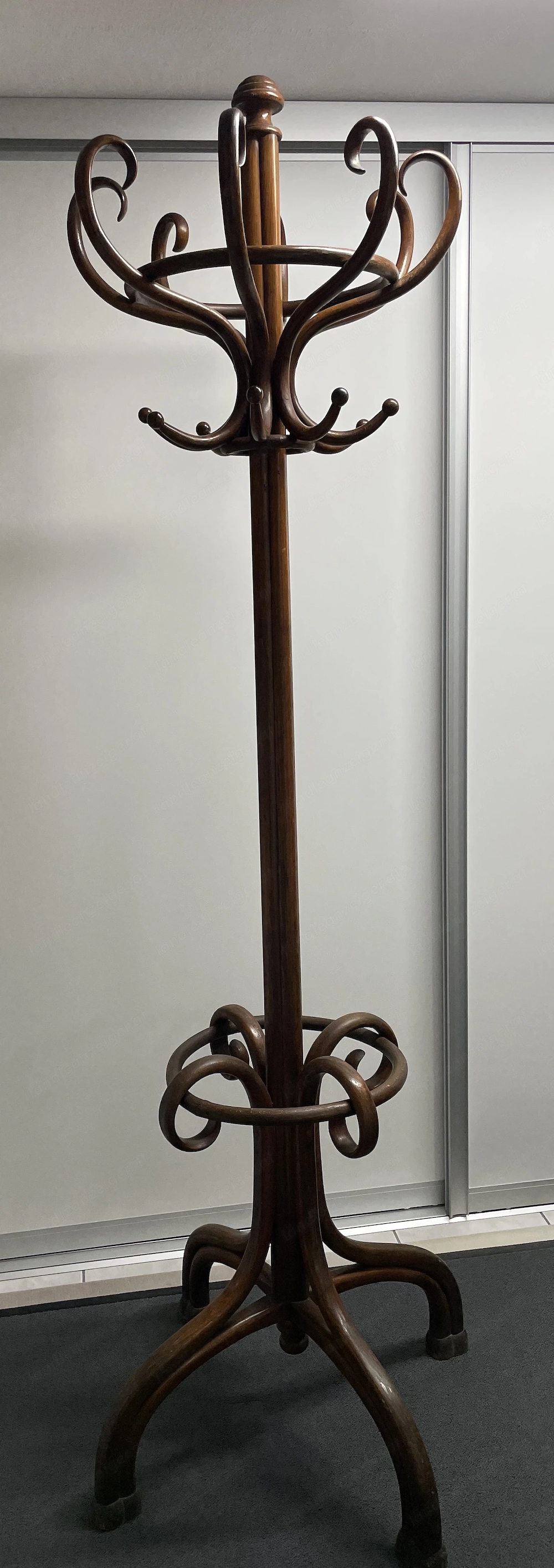 Garderobenständer aus Holz