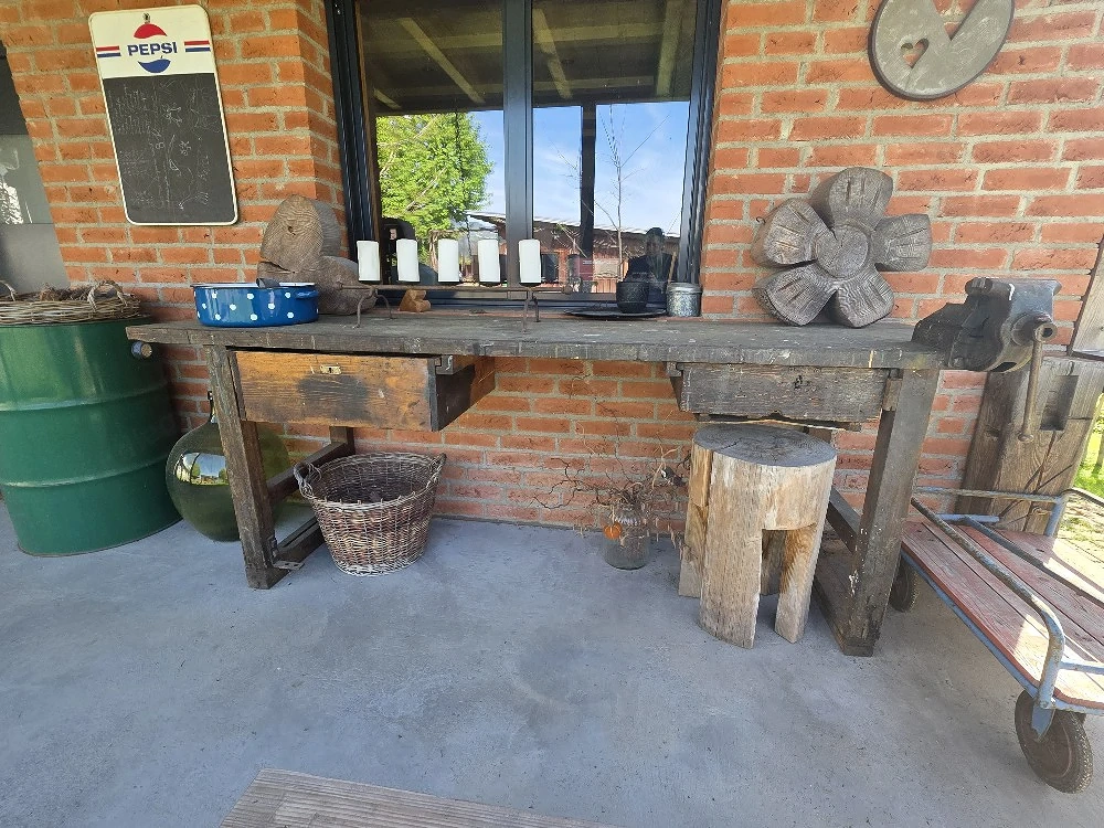 Alte Werkbank mit Schraubstock ohne Deko