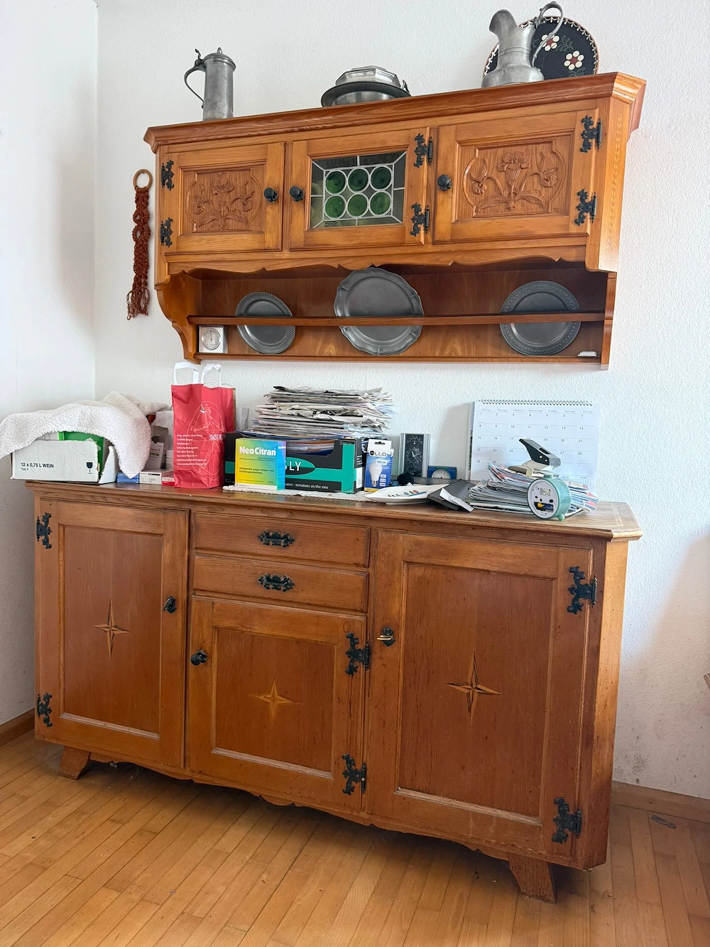 Schöner Vollholz Schrank - Geschnitzt - Glastür - Einlegearbeiten