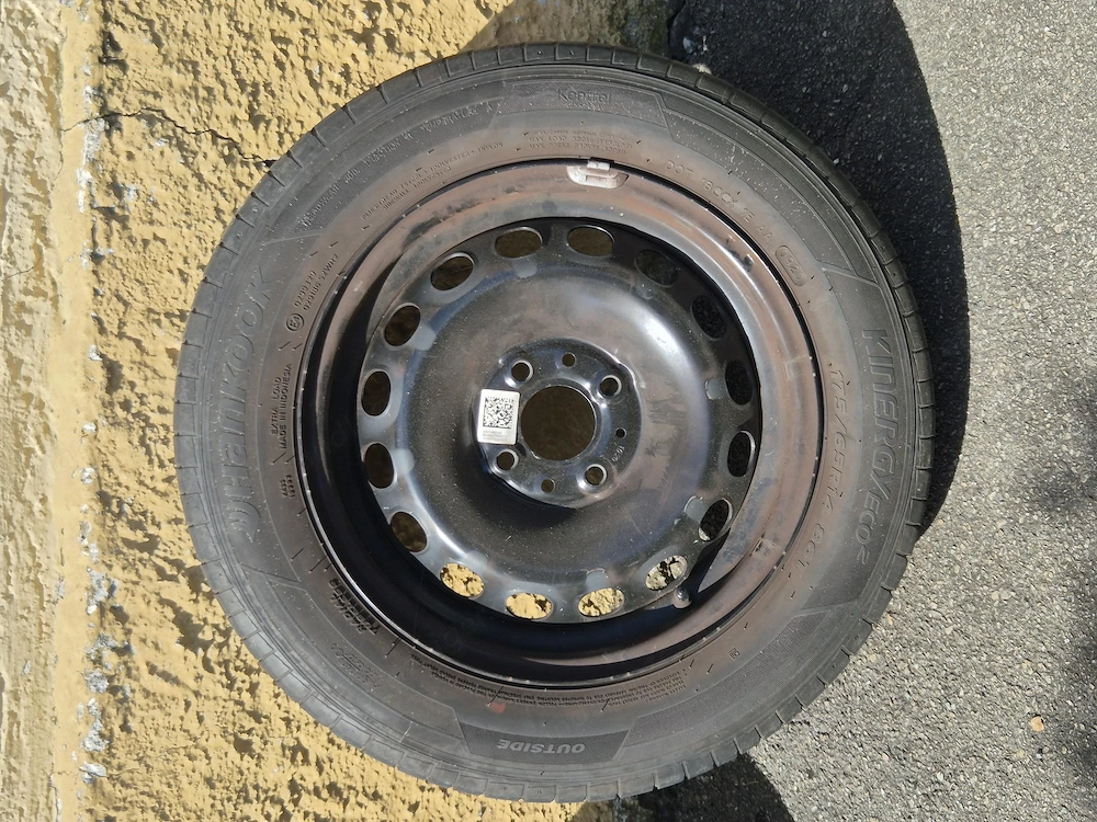 4 Winterreifen auf 4 Loch Stahlfelgen für Fiat Panda + Sommerreifen ohne Felgen