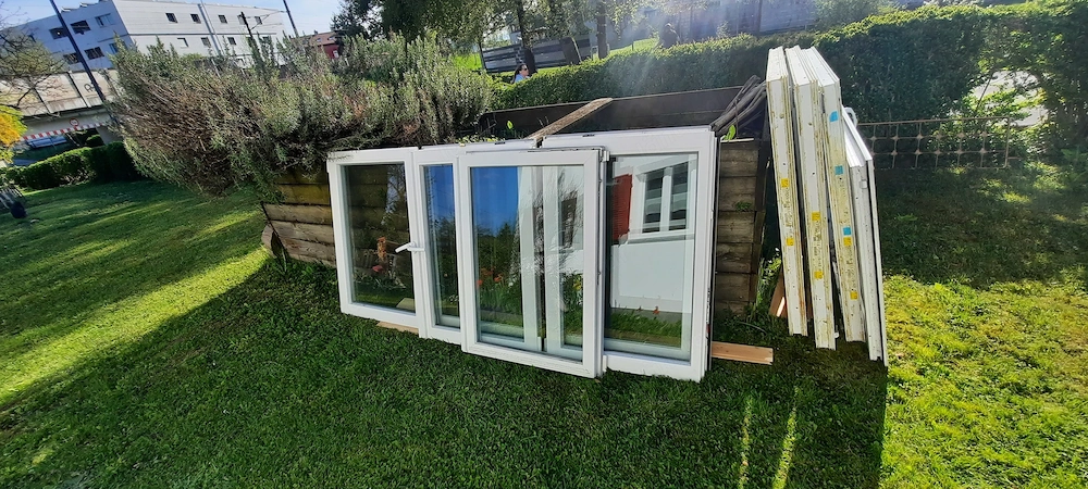 Türe und Fenster von altem Gartenhaus