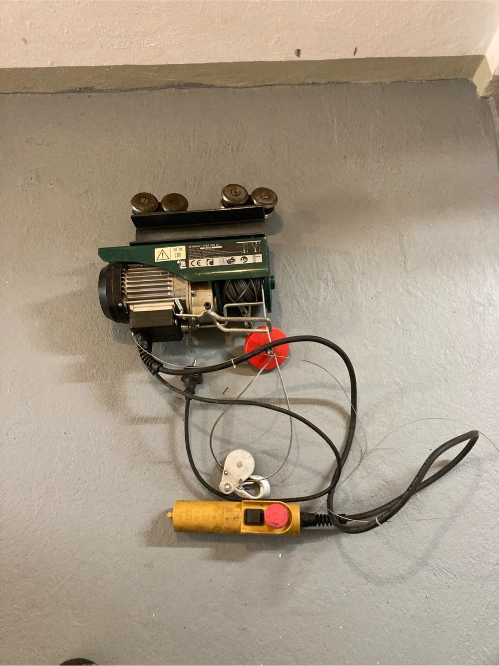 Kran mit C-Schiene und Dreharm