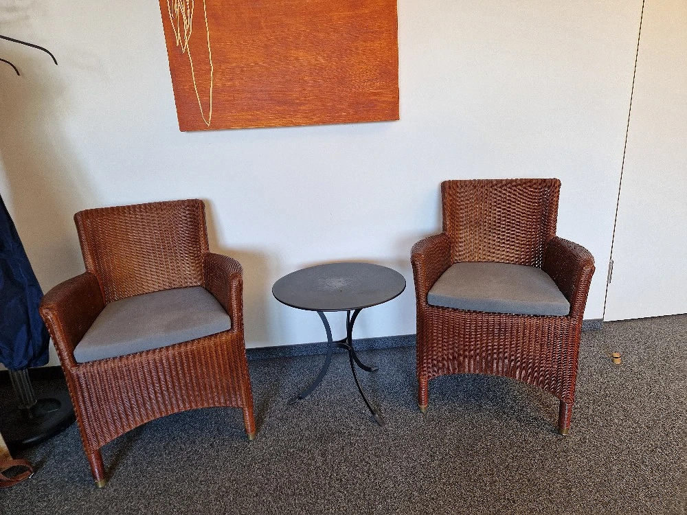 Korbstühle mit Tisch
