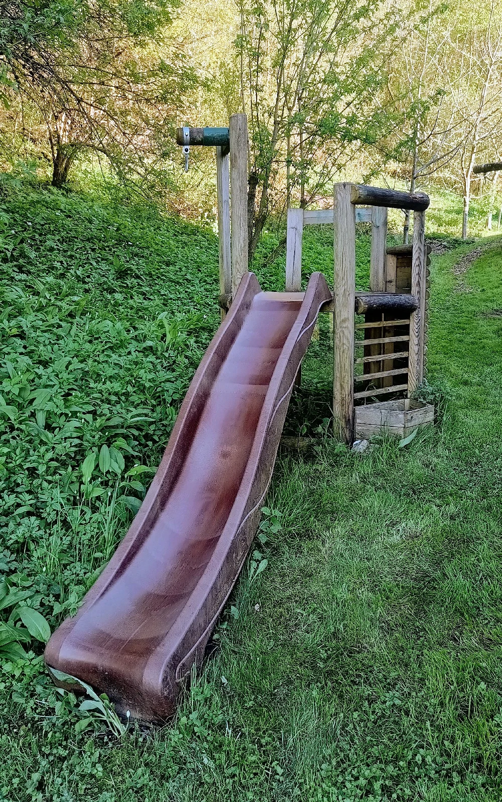 Kleines Klettergerüst und Rutsche