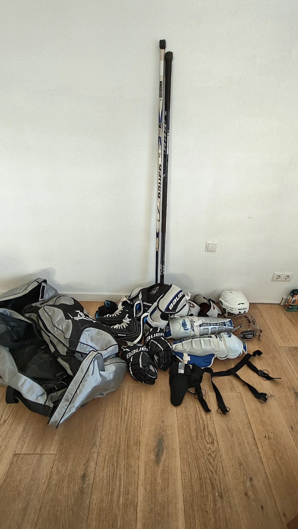 Eishockeyausrüstung Schuhe Gr. 44 2xSchläger Linkshänder