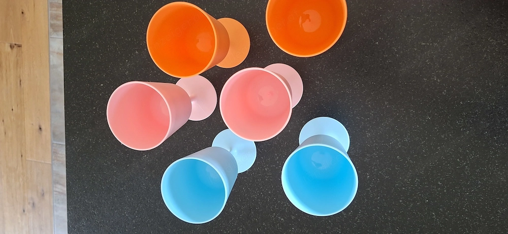 Weinbecher farbig, Plastik 