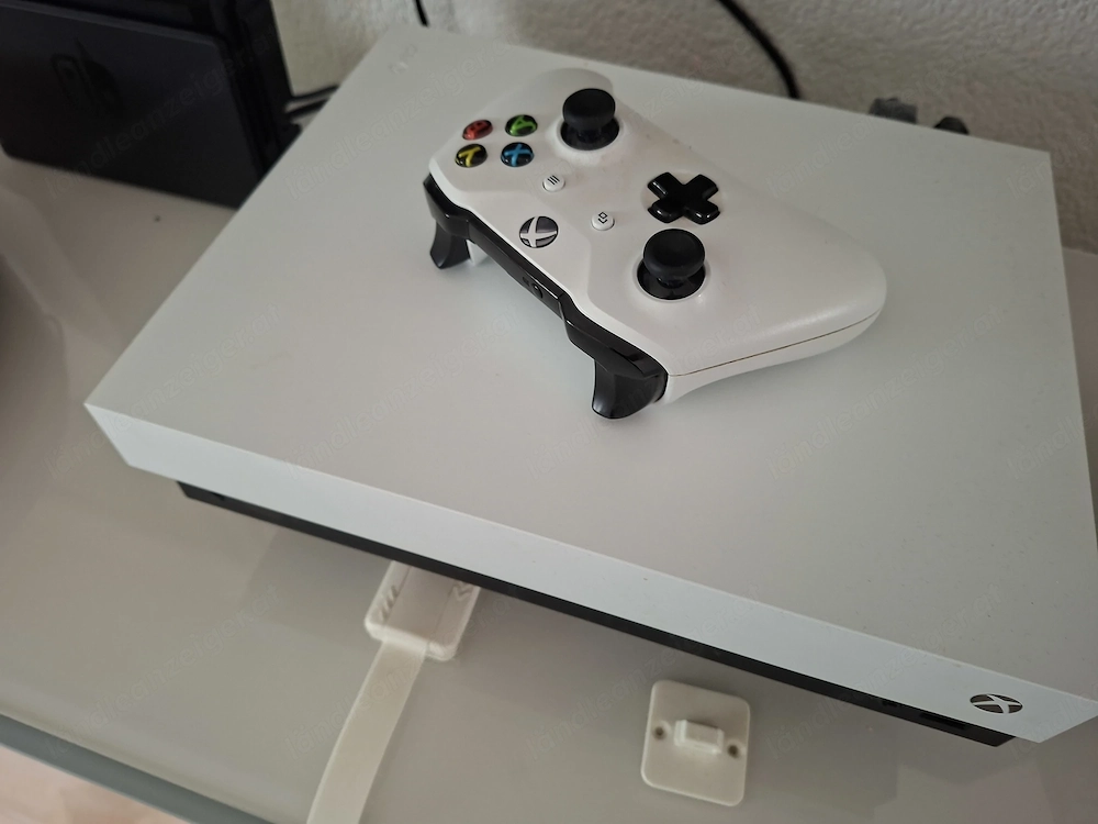 XBOX ONE X mit Controller