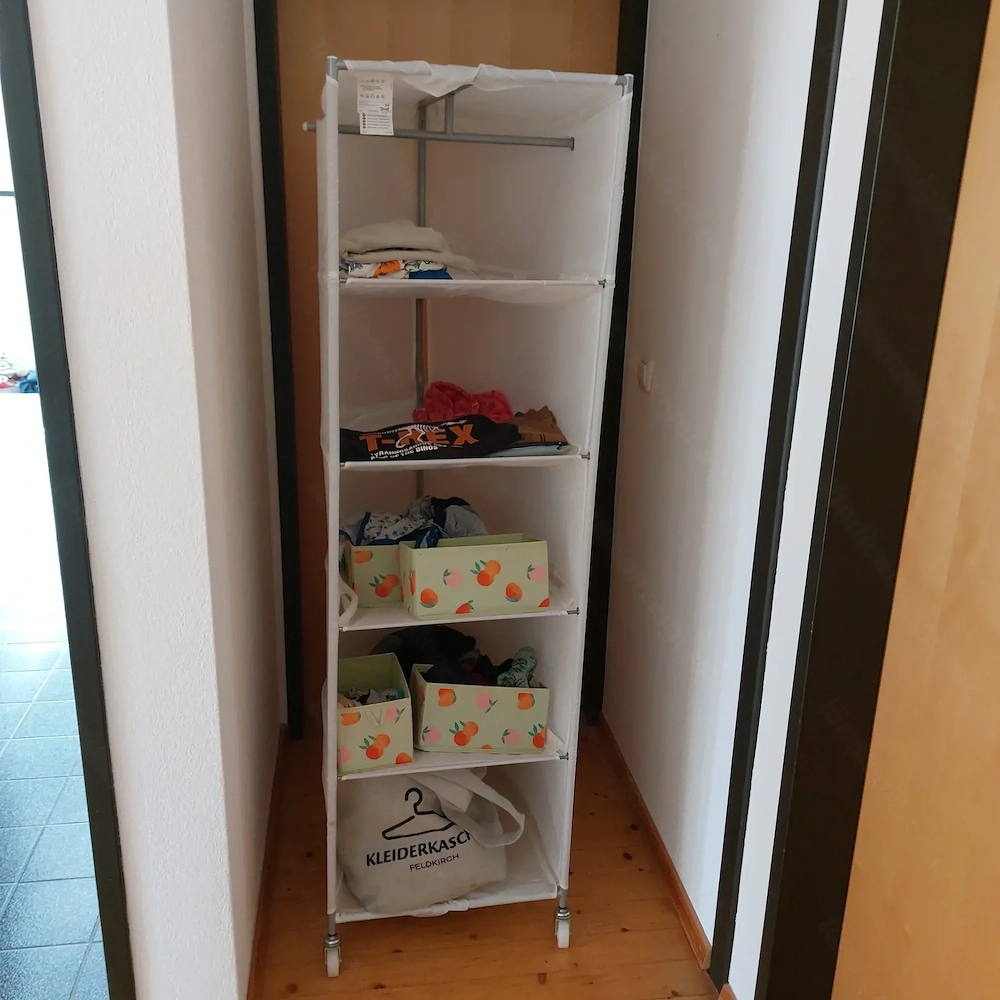 Fahrbare Leichtgarderobe, Jugendschreibtische (ohne Schubladenmöbel) zu verschenken 