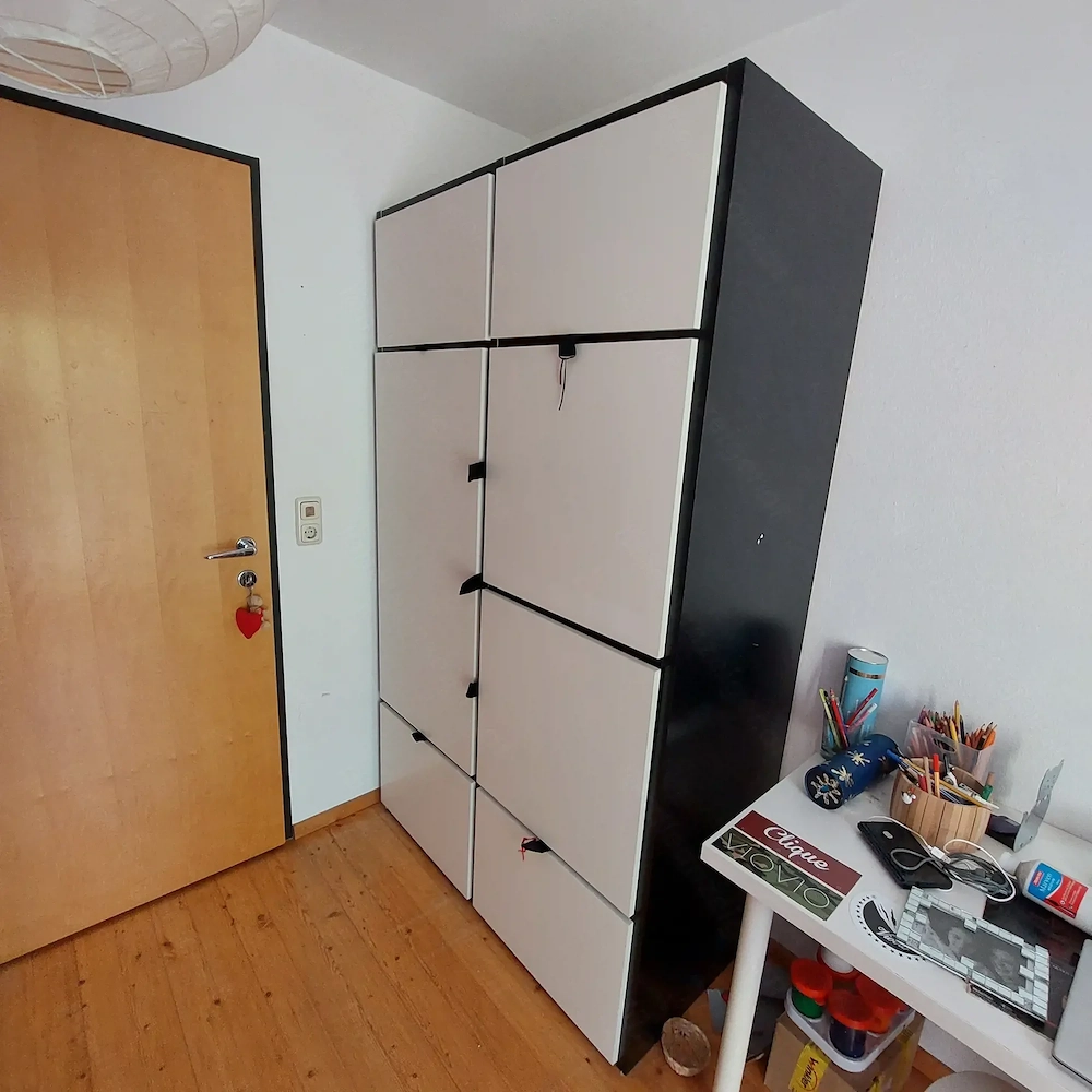 Jugend-Kleiderschrank 3-teilig, fahrbare Leichtgarderobe, Jugendschreibtisch zu verschenken 