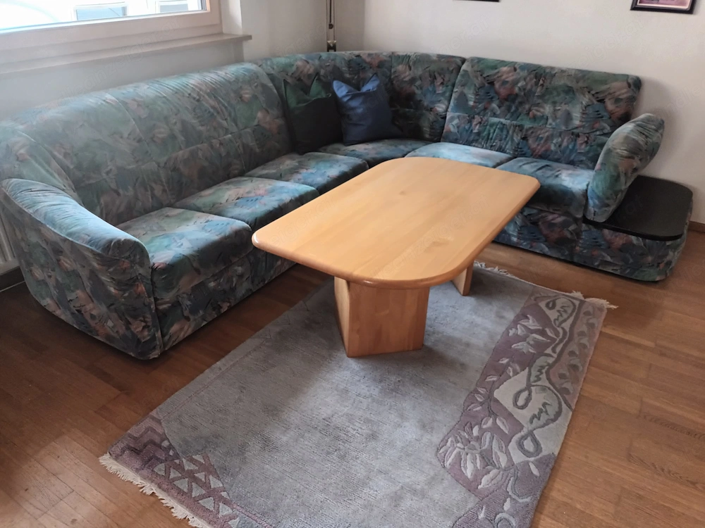 Couch mit Couchtisch