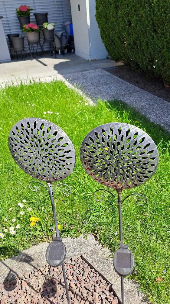 2x Solarstecker für Draußen zu verschenken  währ es will nur Telefonisch 0650 7104126erreichbar 