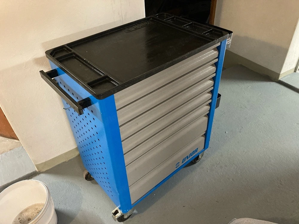 Werkzeugwagen mit werkzeug