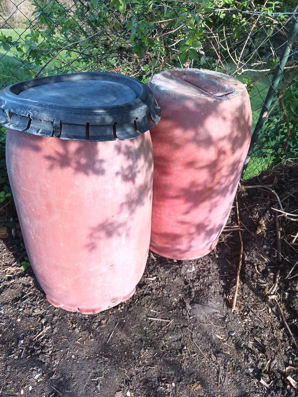 Verschenke zwei Fässer für Regenwasser 