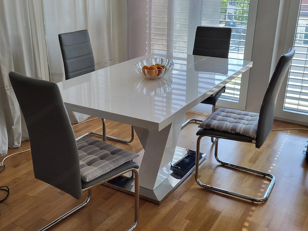 Gratis Esstisch und vier Stühle 