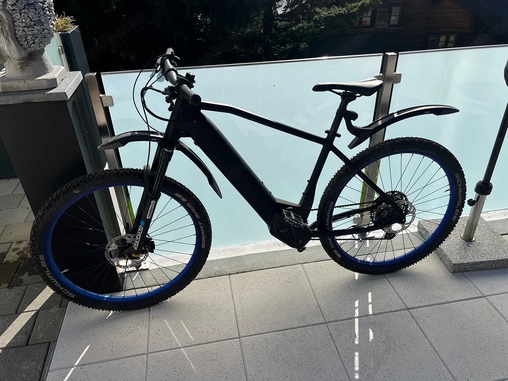 e-Mountainbike schwarzmatt blau