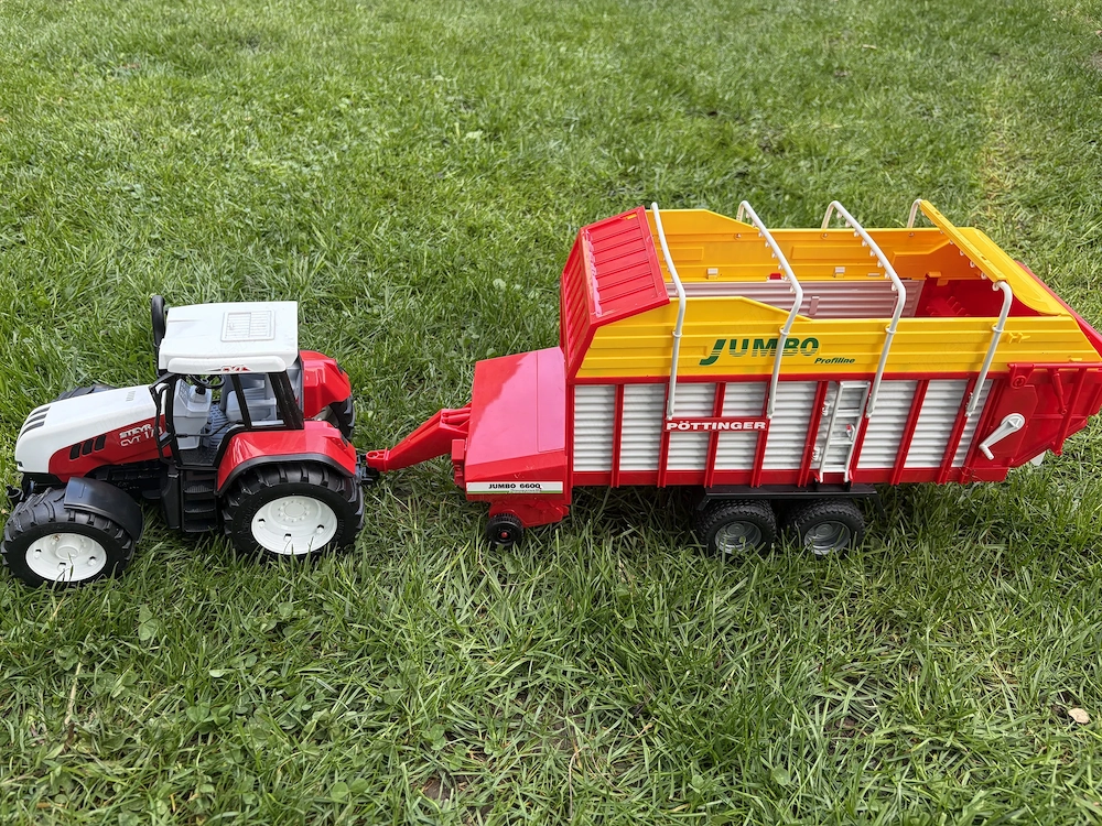 Bruder Traktor mit Anhänger 