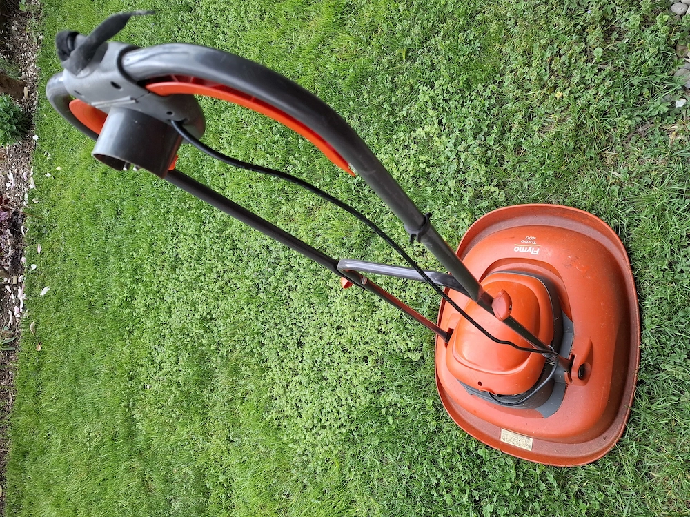 Rasenmäher "Flymo Turbo 400"