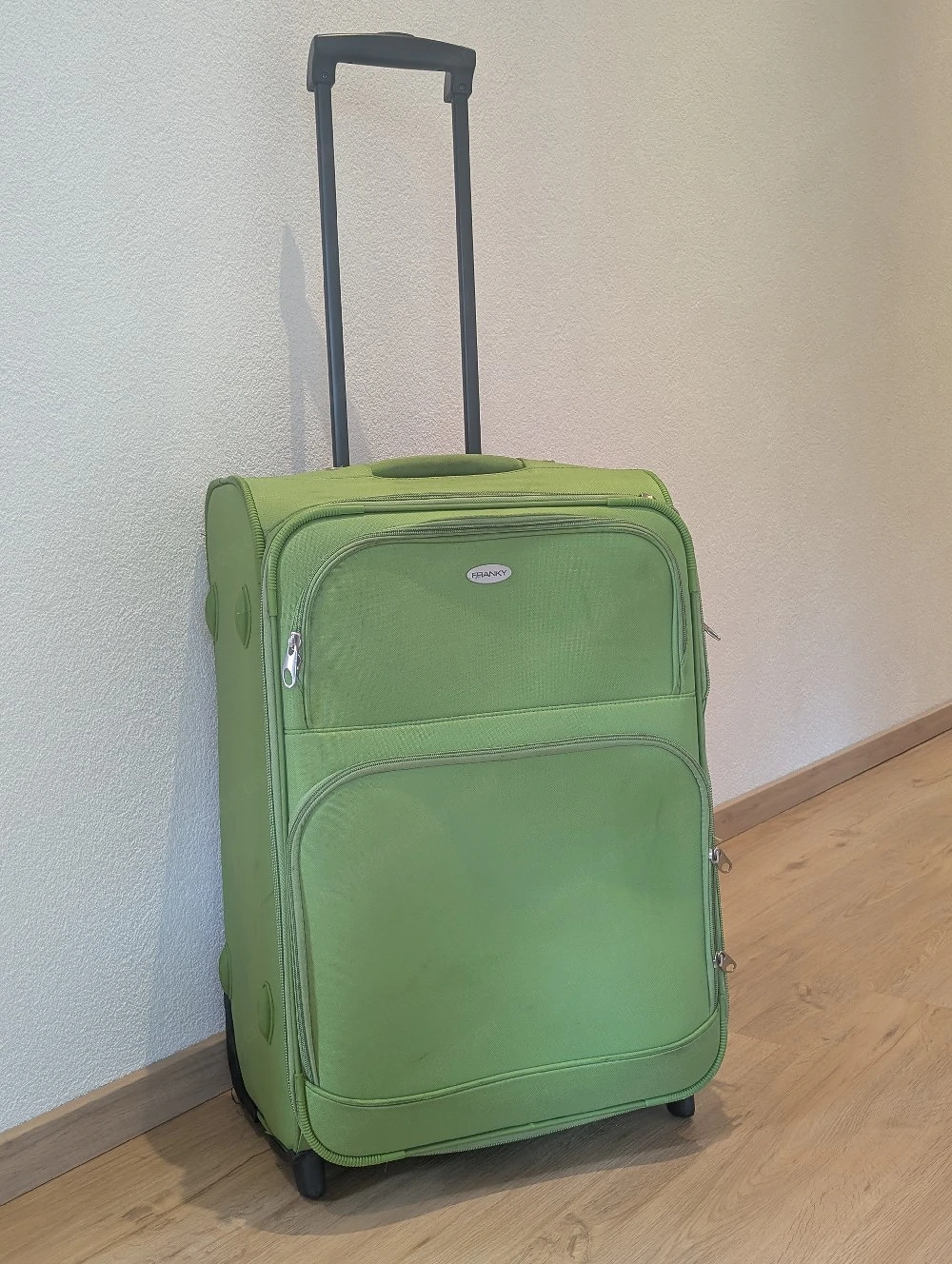 Reisekoffer grün mit zwei Rollen