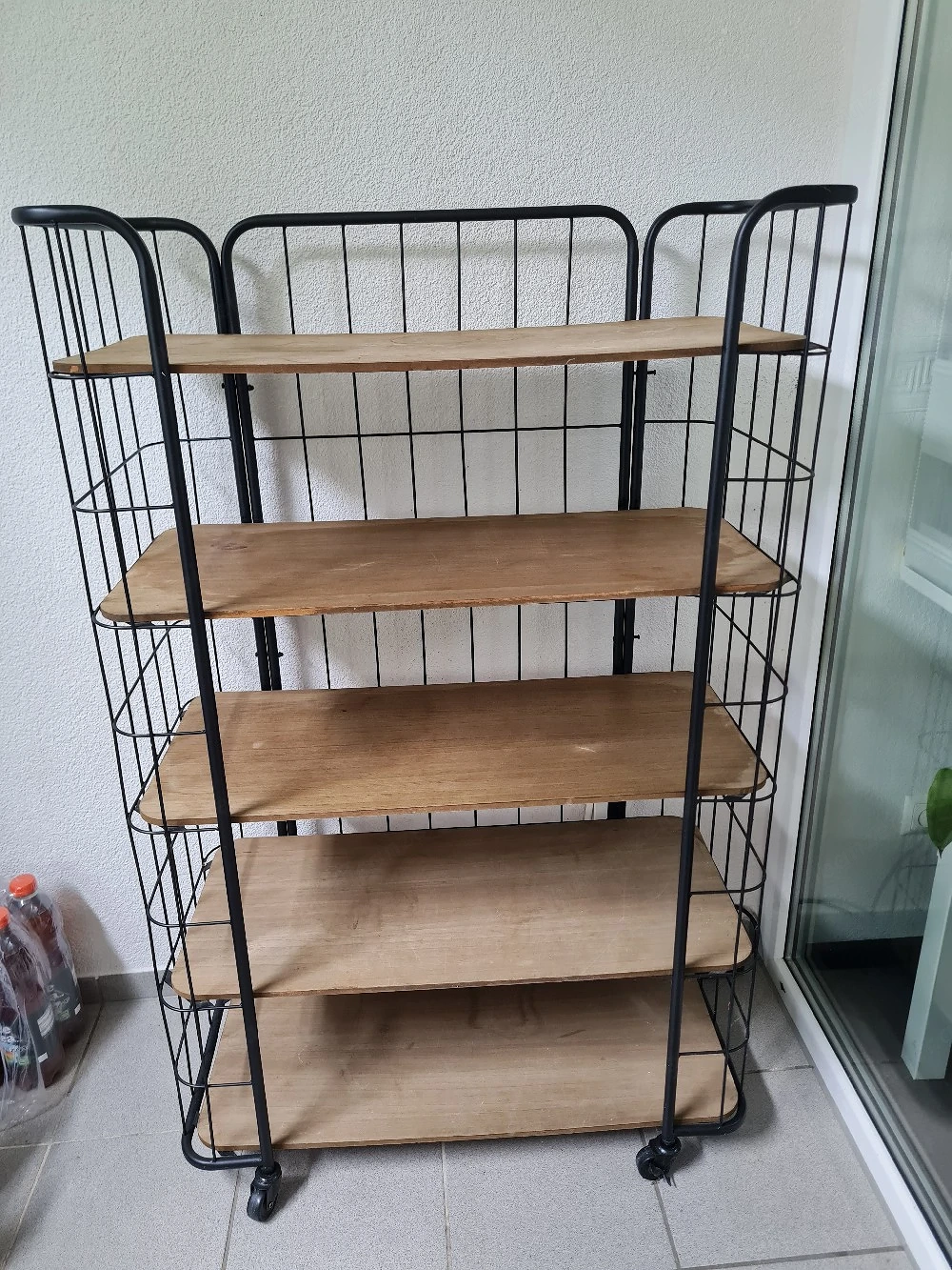 Metallregal auf Rollen