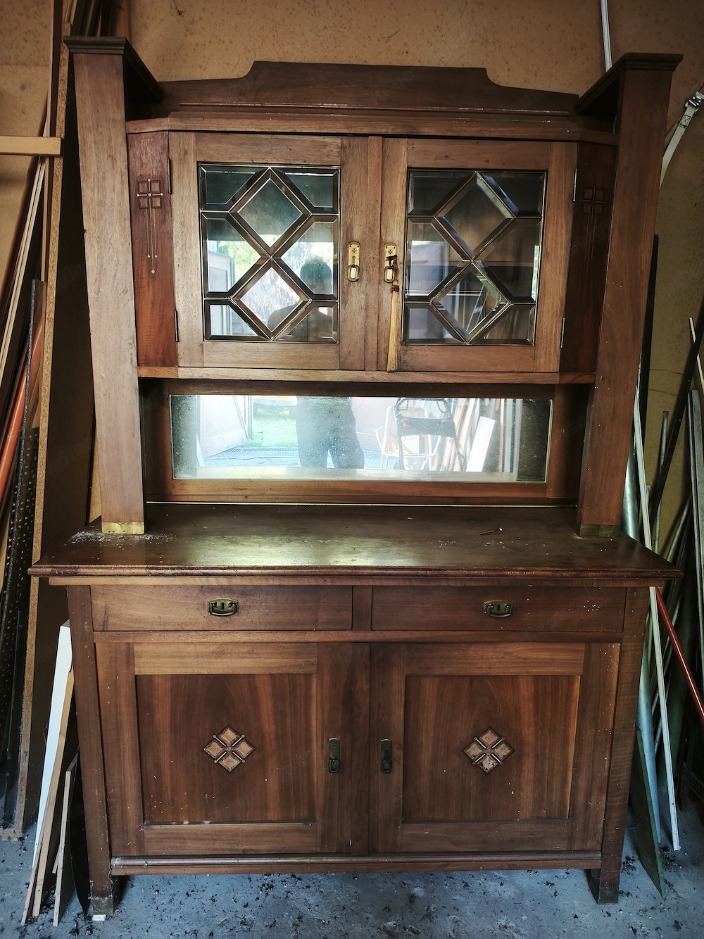 Alter Schrank mit Glastüren im Oberschrank 