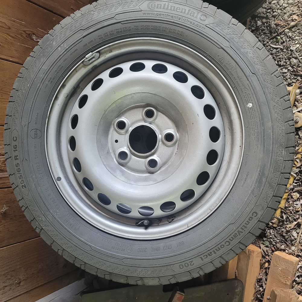 VW T5 Sommerreifen auf Stahlfelgen zu verkaufen