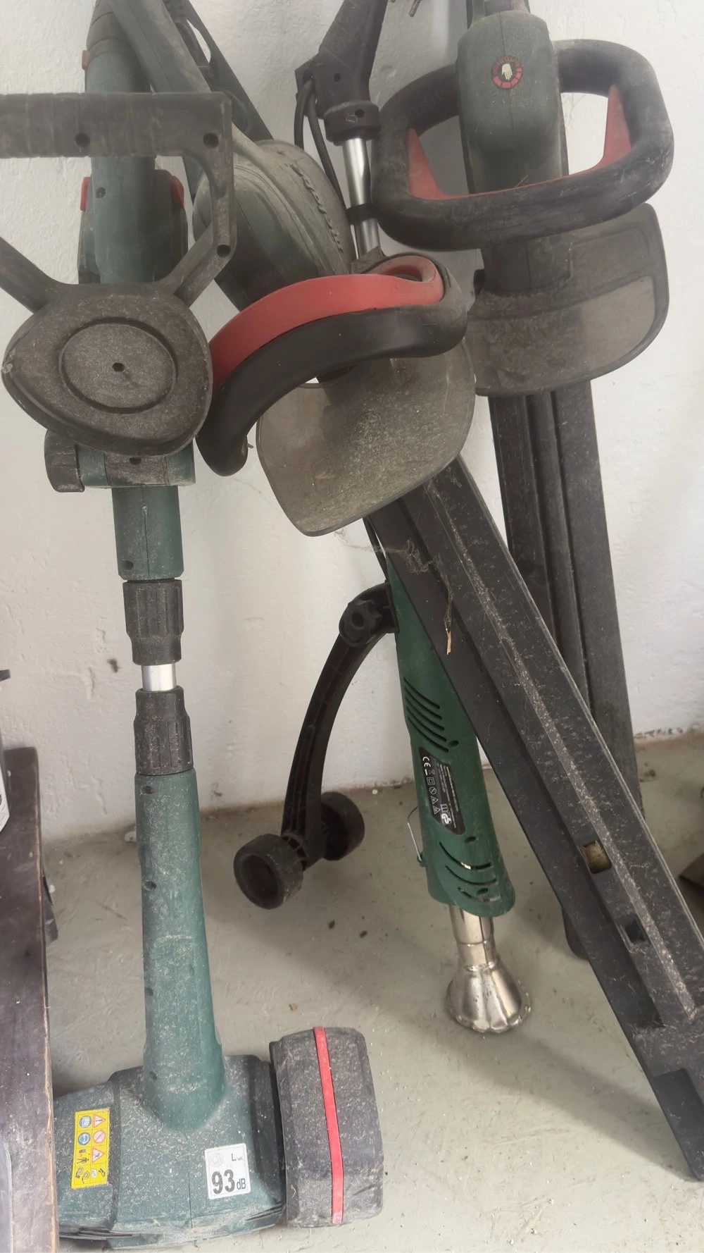 Rechen, Trimmer, Mistgabel, Spaten