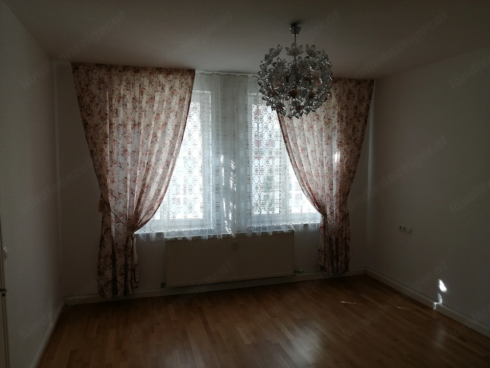 Zwei geblümte Vorhänge