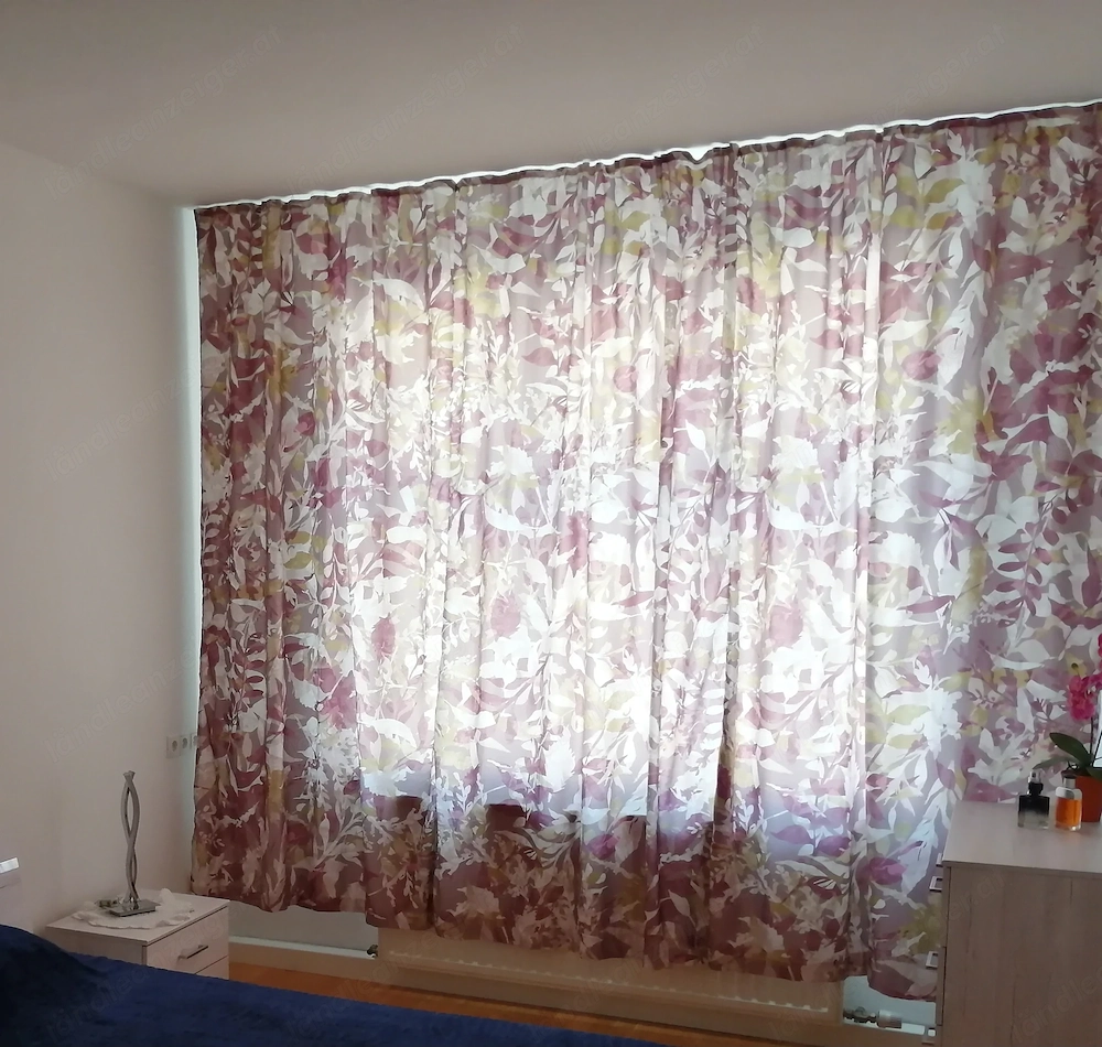   Geblümte Vorhänge   