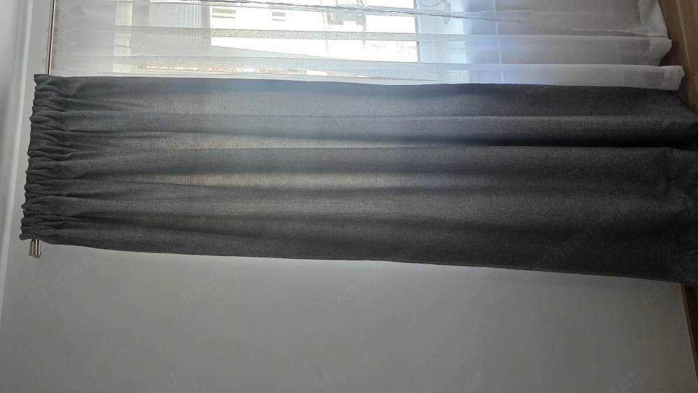 Zwei graue Vorhänge