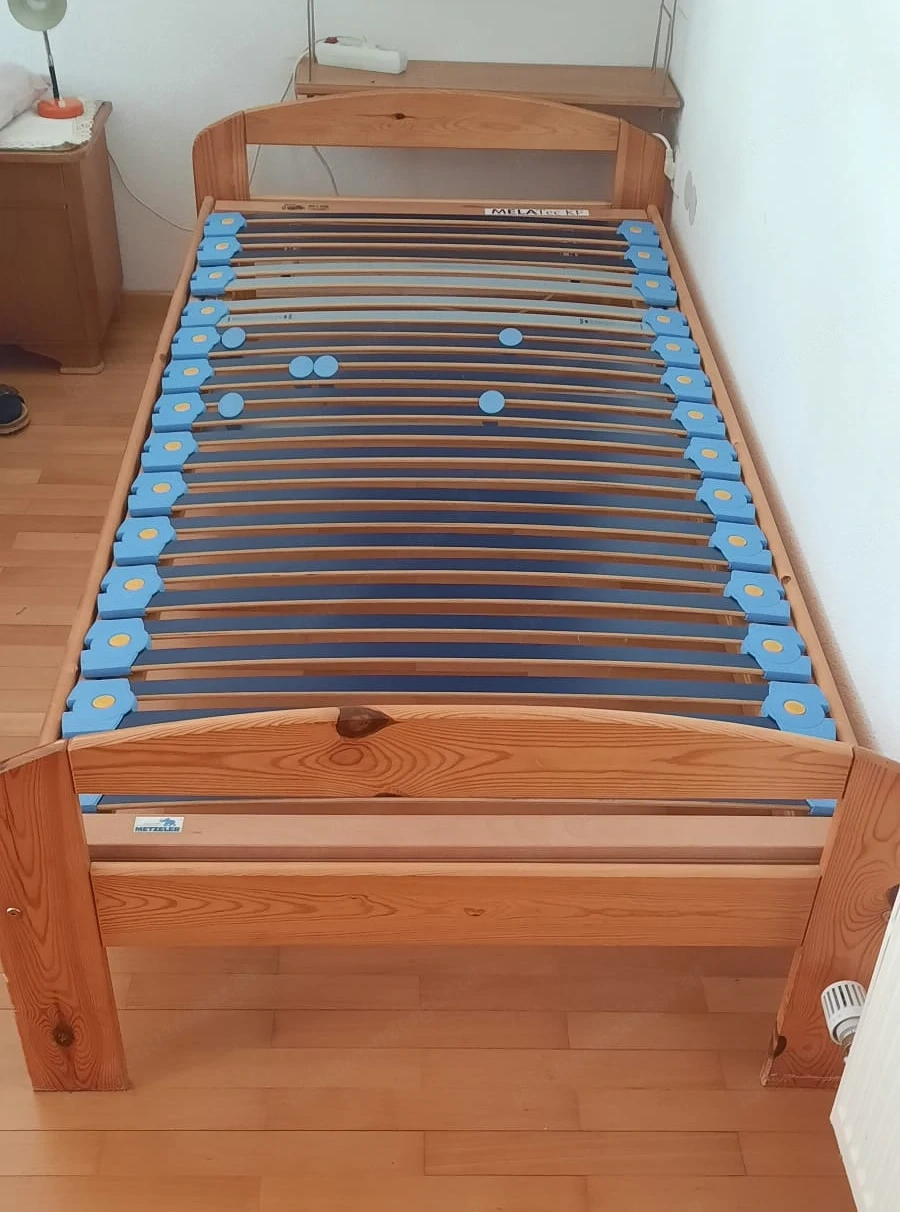 Neuwertiges Vollholzbett 