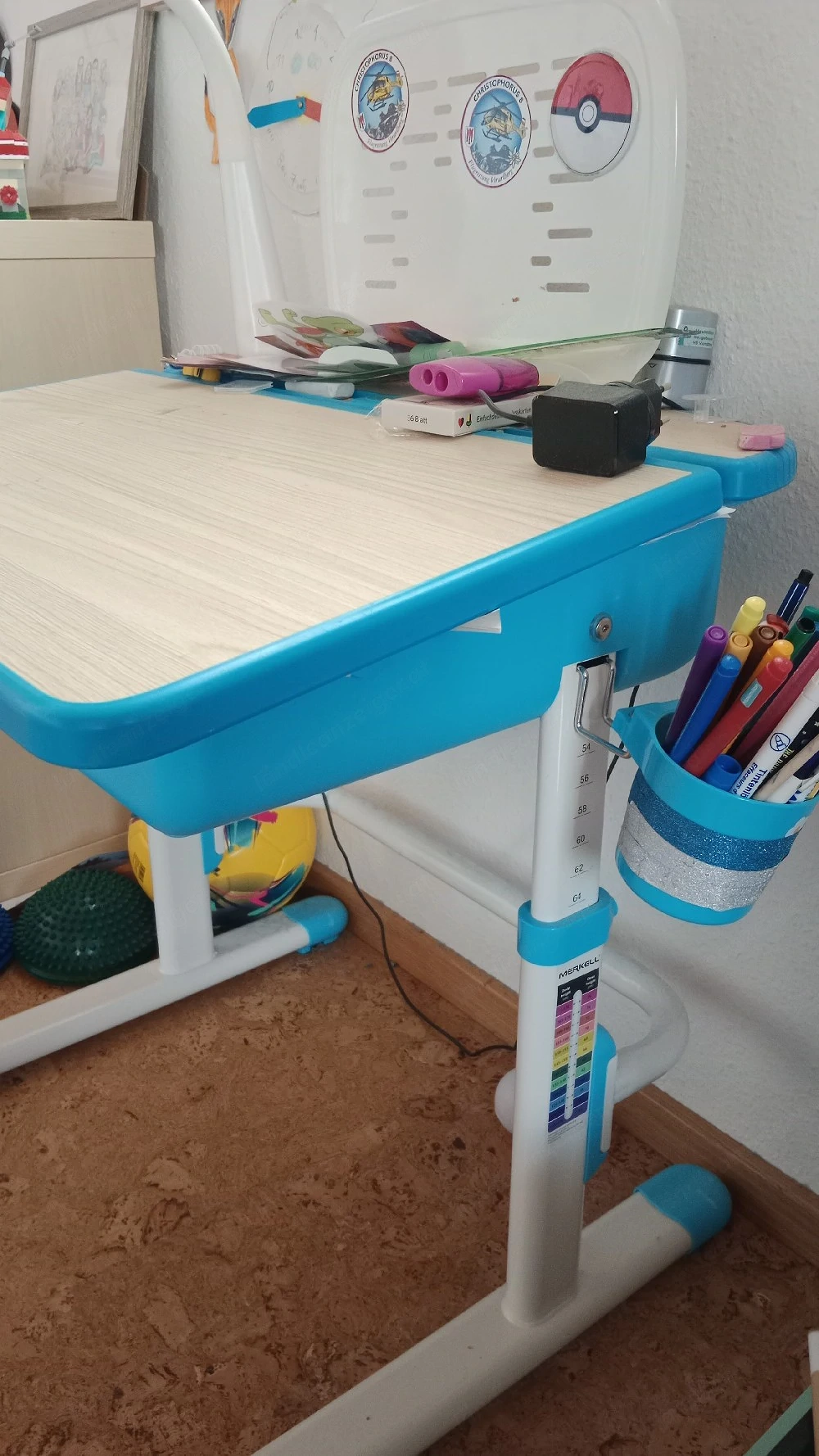 Kinderschreibtisch mit Stuhl und Lampe 