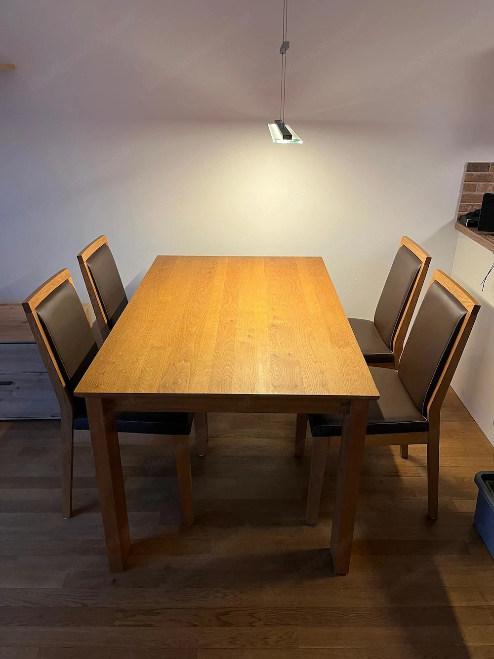 Esstisch aus Echtholz (ausziehbar) + 4 Stühle mit Kunstleder   Top Zustand