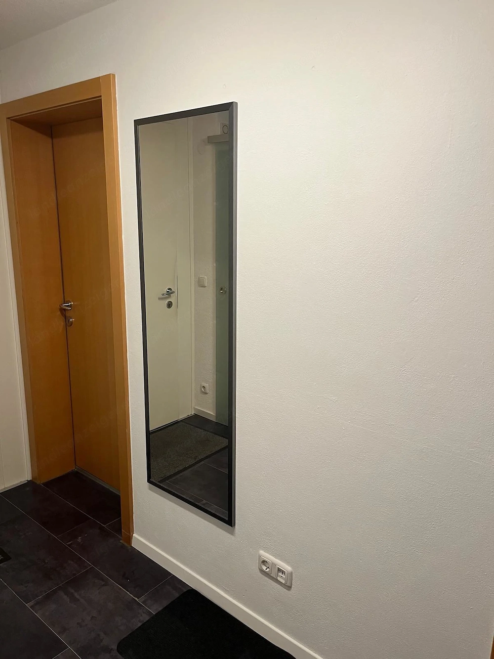 Wandspiegel mit grauem Rahmen 