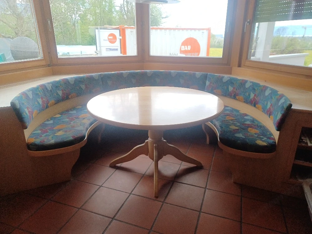 Rundbank und Tisch in Esche