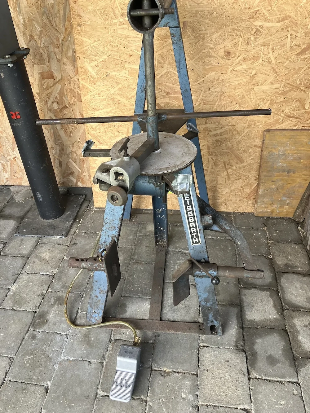 Reifenmontiermaschine