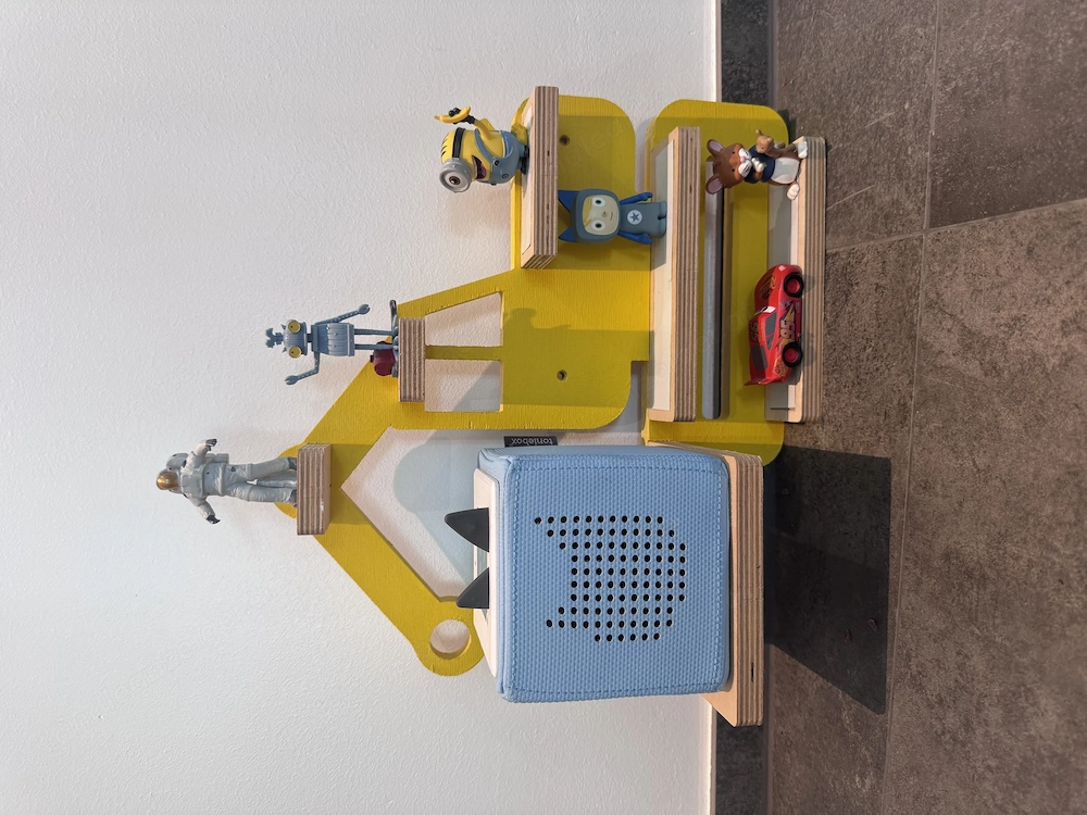 Toni Regal mit Toni Box und 6 Toni Figuren 