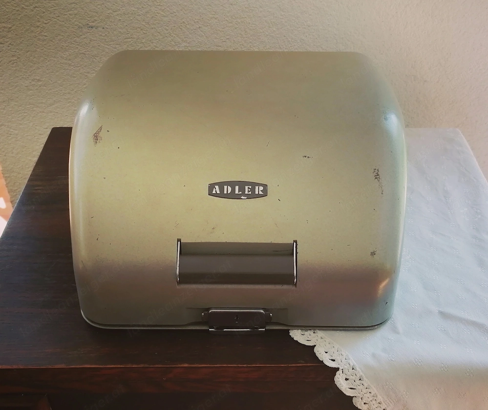 Vintage Adler Schreibmaschine im Koffer