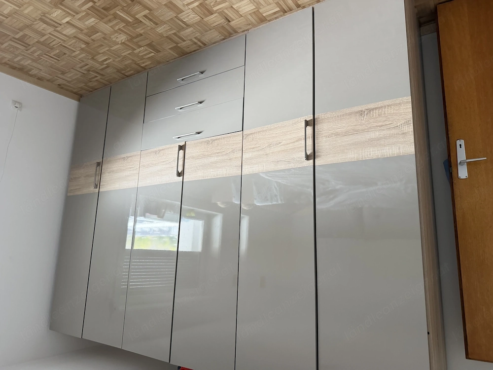 Kleiderschrank 