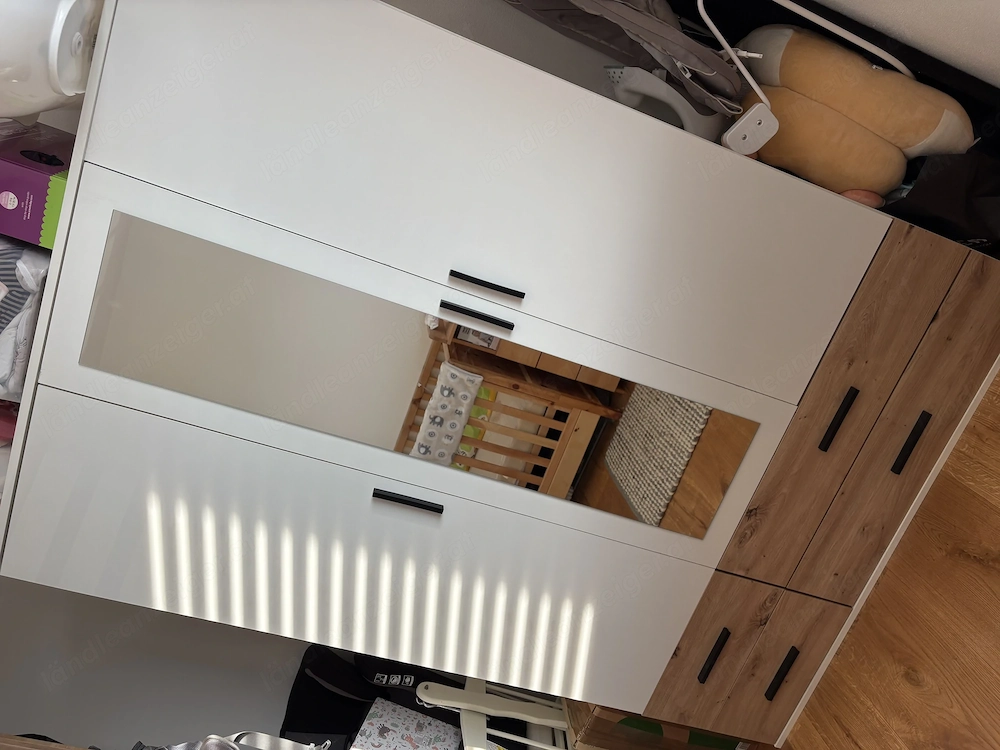 Kleiderschrank fürs Kinderzimmer etc.
