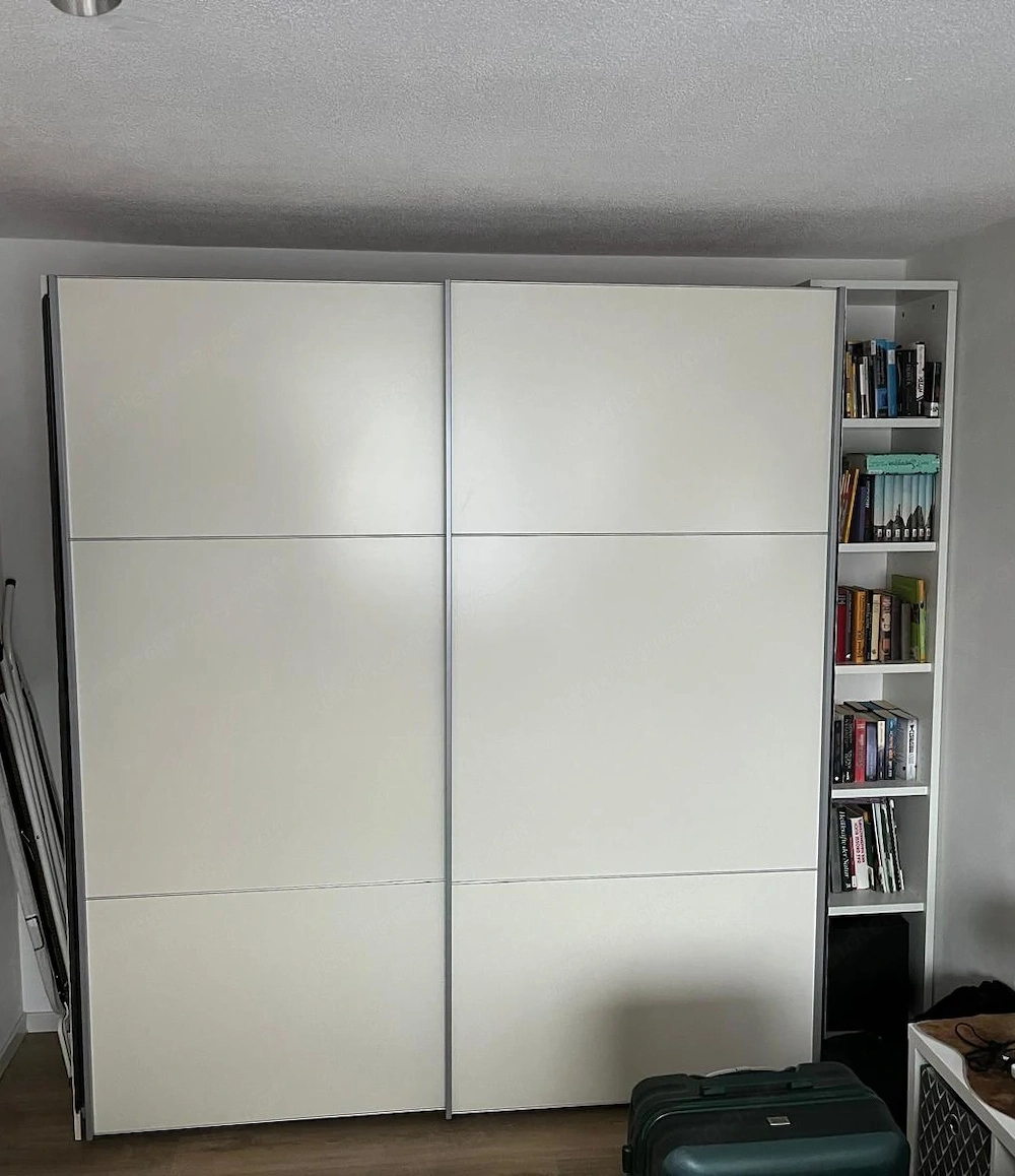 Kleiderschrank mit Schwebetüren + Regal   modern & geräumig