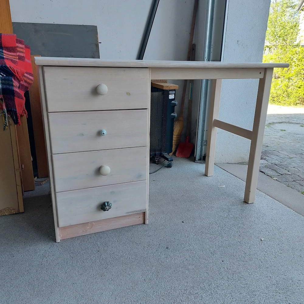 Kleiner Schreibtisch zu verschenken 