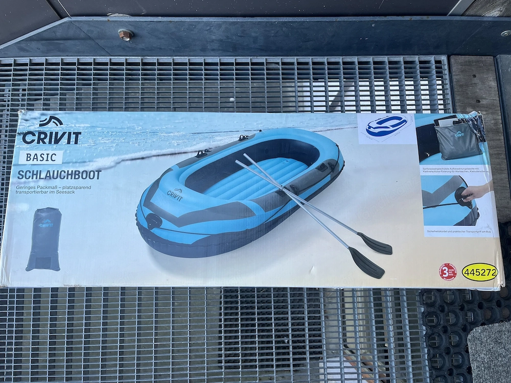 schlauchboot mit paddel